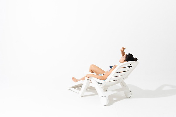 포토 JPG 스튜디오촬영 전신 여자 수영복 휴식 실내 한명 미소 사람 성인 옆모습 여름 30대 눕기 손들기 한국인 비치베드 얼굴가리기 성인여자한명만 국내포토 1 옷 계절 뷰포인트 컨셉 모션 표정 동양인 내부 장년 가림 여자한명만 성인여자만 파일형식