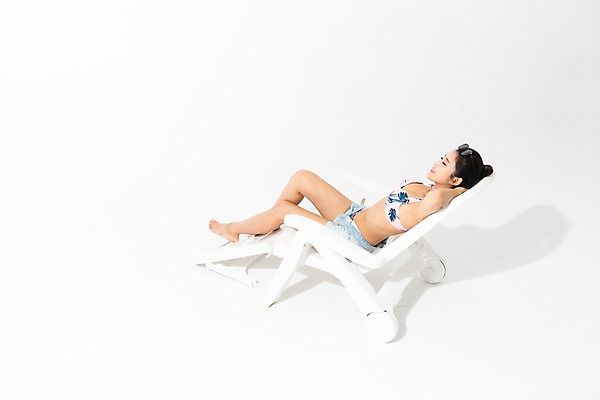 포토 JPG 스튜디오촬영 전신 여자 수영복 휴식 실내 한명 사람 성인 옆모습 여름 30대 눕기 눈감음 한국인 비치베드 팔베개 성인여자한명만 국내포토 1 옷 계절 뷰포인트 컨셉 모션 동양인 내부 장년 여자한명만 성인여자만 파일형식