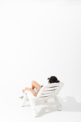 포토 JPG 스튜디오촬영 전신 여자 수영복 휴식 실내 한명 사람 성인 뒷모습 여름 30대 선글라스 눕기 한국인 비치베드 성인여자한명만 국내포토 1 옷 계절 안경 뷰포인트 컨셉 모션 동양인 내부 장년 여자한명만 성인여자만 파일형식