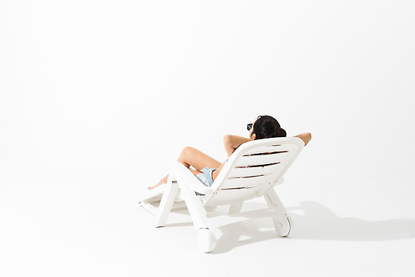 포토 JPG 스튜디오촬영 전신 여자 수영복 휴식 실내 한명 사람 성인 뒷모습 여름 30대 선글라스 눕기 한국인 비치베드 팔베개 성인여자한명만 국내포토 1 옷 계절 안경 뷰포인트 컨셉 모션 동양인 내부 장년 여자한명만 성인여자만 파일형식