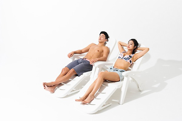 포토 JPG 스튜디오촬영 전신 커플 여자 남자 수영복 휴식 실내 사람 성인 두명 옆모습 여름 30대 눕기 눈감음 한국인 비치베드 팔베개 성인만 국내포토 옷 계절 뷰포인트 컨셉 관계 모션 동양인 내부 장년 파일형식