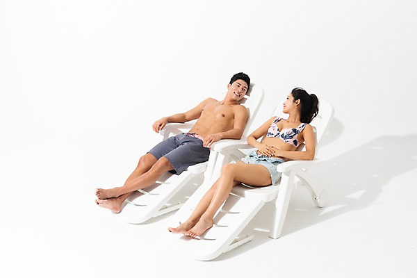 포토 JPG 스튜디오촬영 전신 커플 여자 남자 수영복 휴식 실내 미소 사람 성인 두명 옆모습 여름 30대 눕기 마주보기 한국인 비치베드 성인만 국내포토 옷 계절 뷰포인트 컨셉 관계 모션 표정 동양인 내부 장년 파일형식