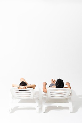 포토 JPG 스튜디오촬영 전신 커플 여자 남자 수영복 휴식 실내 사람 성인 두명 뒷모습 여름 30대 눕기 한국인 비치베드 성인만 국내포토 옷 계절 뷰포인트 컨셉 관계 모션 동양인 내부 장년 파일형식