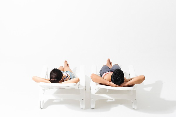 포토 JPG 스튜디오촬영 전신 커플 여자 남자 수영복 휴식 실내 사람 성인 두명 뒷모습 여름 30대 눕기 한국인 비치베드 팔베개 성인만 국내포토 옷 계절 뷰포인트 컨셉 관계 모션 동양인 내부 장년 파일형식