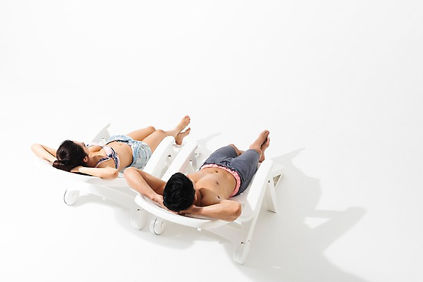 포토 JPG 스튜디오촬영 전신 커플 여자 남자 수영복 휴식 실내 사람 성인 두명 옆모습 여름 30대 눕기 한국인 비치베드 팔베개 성인만 국내포토 옷 계절 뷰포인트 컨셉 관계 모션 동양인 내부 장년 파일형식