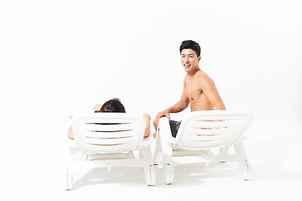 포토 JPG 스튜디오촬영 커플 여자 남자 수영복 휴식 실내 미소 사람 앉기 상반신 성인 두명 뒷모습 여름 30대 눕기 한국인 뒤돌아보기 성인만 국내포토 옷 계절 뷰포인트 컨셉 관계 모션 표정 동양인 내부 장년 파일형식