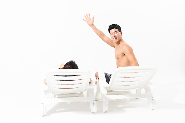 포토 JPG 스튜디오촬영 커플 여자 남자 수영복 휴식 실내 미소 사람 앉기 상반신 성인 두명 뒷모습 여름 30대 눕기 손들기 한국인 인사 뒤돌아보기 비치베드 성인만 국내포토 옷 계절 뷰포인트 컨셉 관계 모션 표정 동양인 내부 장년 예절 파일형식