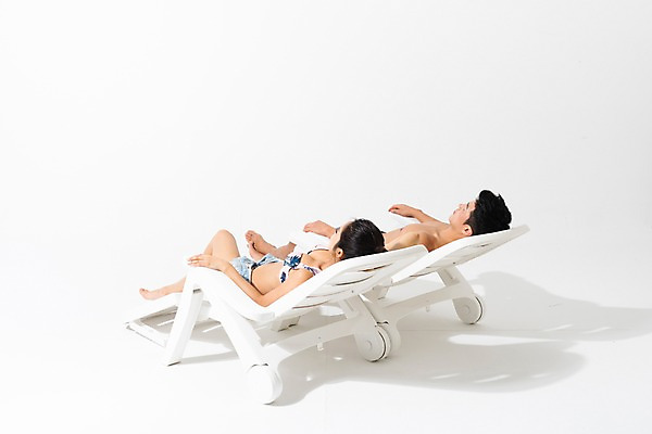 포토 JPG 스튜디오촬영 전신 커플 여자 남자 수영복 휴식 실내 사람 성인 두명 옆모습 여름 30대 눕기 한국인 비치베드 성인만 국내포토 옷 계절 뷰포인트 컨셉 관계 모션 동양인 내부 장년 파일형식