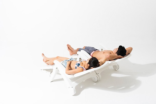 포토 JPG 스튜디오촬영 전신 커플 여자 남자 수영복 휴식 실내 사람 성인 두명 옆모습 여름 30대 눕기 한국인 비치베드 팔베개 성인만 국내포토 옷 계절 뷰포인트 컨셉 관계 모션 동양인 내부 장년 파일형식