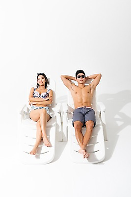 포토 JPG 스튜디오촬영 전신 커플 여자 남자 수영복 휴식 실내 미소 사람 성인 두명 앞모습 여름 30대 선글라스 눕기 팔짱 한국인 다리꼬기 비치베드 팔베개 성인만 국내포토 옷 계절 안경 뷰포인트 컨셉 관계 모션 표정 동양인 내부 장년 파일형식