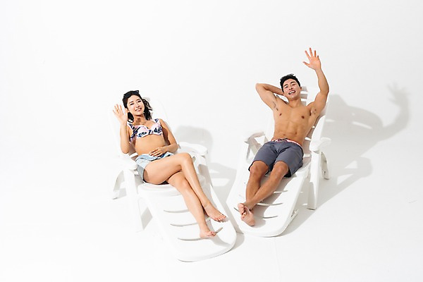 포토 JPG 스튜디오촬영 전신 커플 여자 남자 수영복 실내 미소 사람 성인 두명 앞모습 여름 30대 하이앵글 눕기 손들기 한국인 인사 즐거움 비치베드 성인만 국내포토 옷 계절 감정 뷰포인트 관계 모션 표정 동양인 내부 장년 예절 파일형식