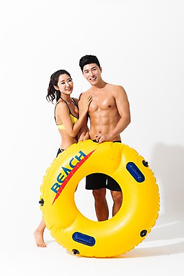 포토 JPG 스튜디오촬영 전신 커플 여자 남자 수영복 포즈 실내 서기 미소 사람 성인 두명 앞모습 옆모습 여름 30대 한국인 잡기 튜브 성인만 어깨에손 국내포토 옷 계절 뷰포인트 관계 모션 표정 동양인 내부 장년 파일형식