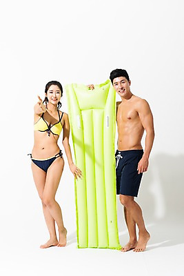 포토 JPG 스튜디오촬영 전신 커플 여자 남자 수영복 실내 서기 미소 사람 성인 두명 앞모습 여름 30대 비키니 한국인 잡기 손내밀기 튜브 성인만 국내포토 옷 계절 뷰포인트 관계 모션 표정 동양인 손짓 내부 장년 파일형식