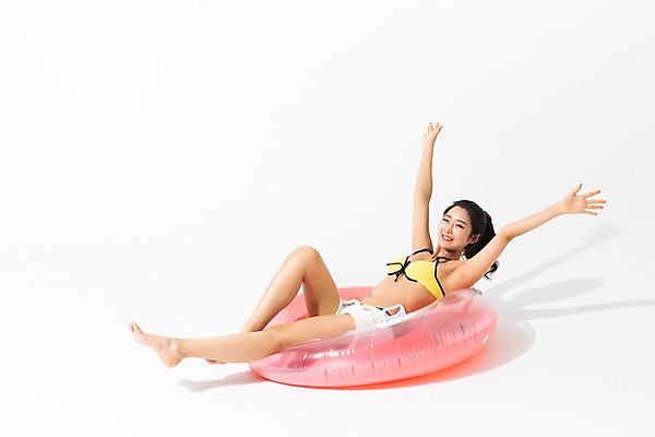 포토 JPG 스튜디오촬영 전신 여자 수영복 팔벌리기 실내 한명 미소 사람 성인 옆모습 여름 30대 눕기 한국인 즐거움 튜브 성인여자한명만 국내포토 1 옷 계절 감정 뷰포인트 모션 표정 동양인 내부 장년 여자한명만 성인여자만 파일형식