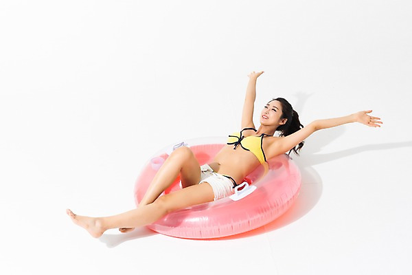 포토 JPG 스튜디오촬영 전신 여자 수영복 팔벌리기 휴식 실내 한명 미소 사람 성인 옆모습 여름 30대 눕기 한국인 즐거움 튜브 성인여자한명만 국내포토 1 옷 계절 감정 뷰포인트 컨셉 모션 표정 동양인 내부 장년 여자한명만 성인여자만 파일형식