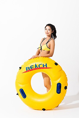 포토 JPG 스튜디오촬영 전신 응시 여자 수영복 실내 한명 미소 사람 성인 옆모습 여름 30대 비키니 한국인 잡기 튜브 성인여자한명만 국내포토 1 시선 옷 계절 뷰포인트 모션 표정 동양인 내부 장년 여자한명만 성인여자만 파일형식