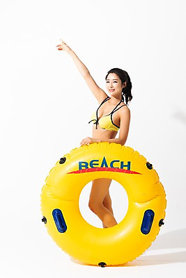 포토 JPG 스튜디오촬영 전신 여자 수영복 실내 한명 미소 사람 성인 옆모습 여름 30대 비키니 손들기 한국인 잡기 튜브 성인여자한명만 국내포토 1 옷 계절 뷰포인트 모션 표정 동양인 내부 장년 여자한명만 성인여자만 파일형식