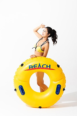 포토 JPG 스튜디오촬영 전신 응시 여자 수영복 포즈 실내 한명 사람 성인 옆모습 여름 30대 손들기 한국인 잡기 튜브 얼굴가리기 멀리보기 성인여자한명만 국내포토 1 시선 옷 계절 뷰포인트 모션 동양인 내부 장년 가림 여자한명만 성인여자만 파일형식