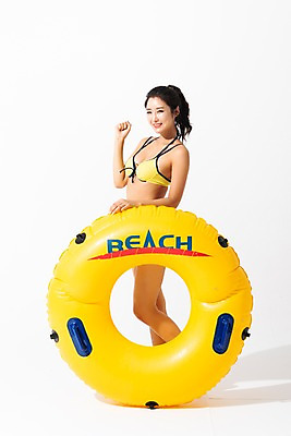 포토 JPG 스튜디오촬영 전신 여자 수영복 포즈 실내 한명 미소 사람 성인 옆모습 여름 30대 손들기 한국인 잡기 튜브 성인여자한명만 국내포토 1 옷 계절 뷰포인트 모션 표정 동양인 내부 장년 여자한명만 성인여자만 파일형식