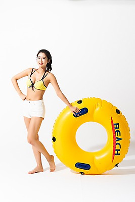 포토 JPG 스튜디오촬영 전신 여자 수영복 허리손 포즈 실내 한명 미소 사람 성인 앞모습 여름 30대 비키니 한국인 잡기 튜브 성인여자한명만 국내포토 1 옷 계절 뷰포인트 모션 표정 동양인 내부 장년 여자한명만 성인여자만 파일형식