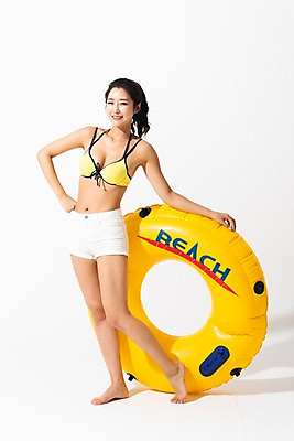 포토 JPG 스튜디오촬영 전신 여자 수영복 허리손 포즈 실내 한명 미소 사람 성인 앞모습 여름 30대 한국인 잡기 튜브 성인여자한명만 국내포토 1 옷 계절 뷰포인트 모션 표정 동양인 내부 장년 여자한명만 성인여자만 파일형식