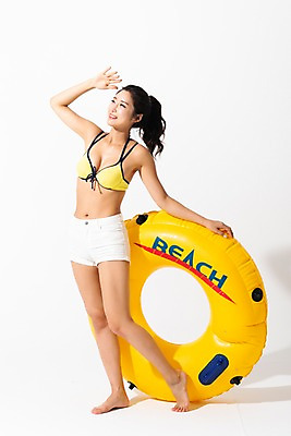 포토 JPG 스튜디오촬영 전신 여자 수영복 실내 한명 미소 사람 성인 앞모습 여름 30대 비키니 손들기 한국인 튜브 얼굴가리기 성인여자한명만 국내포토 1 옷 계절 뷰포인트 모션 표정 동양인 내부 장년 가림 여자한명만 성인여자만 파일형식