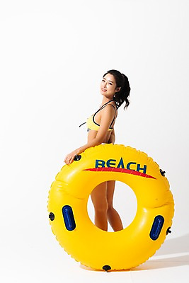 포토 JPG 스튜디오촬영 전신 여자 수영복 실내 한명 미소 사람 성인 뒷모습 여름 30대 한국인 잡기 뒤돌아보기 튜브 성인여자한명만 국내포토 1 옷 계절 뷰포인트 모션 표정 동양인 내부 장년 여자한명만 성인여자만 파일형식 인종 여자만 성인만