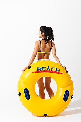 포토 JPG 스튜디오촬영 전신 응시 여자 수영복 실내 한명 서기 사람 성인 뒷모습 여름 30대 비키니 한국인 잡기 튜브 성인여자한명만 국내포토 1 시선 옷 계절 뷰포인트 모션 동양인 내부 장년 여자한명만 성인여자만 파일형식