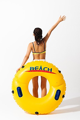 포토 JPG 스튜디오촬영 전신 여자 수영복 실내 한명 사람 성인 뒷모습 여름 30대 비키니 손들기 한국인 잡기 튜브 성인여자한명만 국내포토 1 옷 계절 뷰포인트 모션 동양인 내부 장년 여자한명만 성인여자만 파일형식