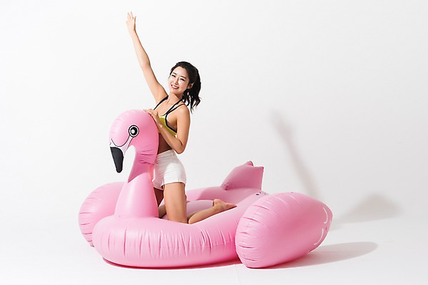 포토 JPG 스튜디오촬영 전신 여자 수영복 실내 한명 미소 앉기 성인 옆모습 여름 30대 손들기 한국인 플라밍고 즐거움 튜브 성인여자한명만 플라밍고튜브 국내포토 1 옷 계절 감정 뷰포인트 모션 조류 표정 사람 동양인 내부 장년 여자한명만 성인여자만 파일형식