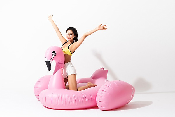 포토 JPG 스튜디오촬영 전신 여자 수영복 팔벌리기 실내 한명 미소 사람 앉기 성인 옆모습 여름 30대 한국인 플라밍고 즐거움 튜브 성인여자한명만 플라밍고튜브 국내포토 1 옷 계절 감정 뷰포인트 모션 조류 표정 동양인 내부 장년 여자한명만 성인여자만 파일형식