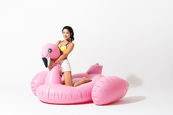 포토 JPG 스튜디오촬영 전신 여자 수영복 실내 한명 미소 사람 앉기 성인 옆모습 여름 30대 한국인 잡기 플라밍고 튜브 성인여자한명만 플라밍고튜브 국내포토 1 옷 계절 뷰포인트 모션 조류 표정 동양인 내부 장년 여자한명만 성인여자만 파일형식