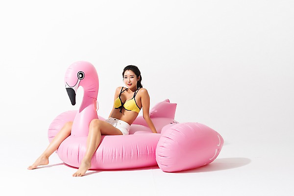 포토 JPG 스튜디오촬영 전신 응시 여자 수영복 실내 한명 사람 앉기 성인 옆모습 여름 30대 비키니 한국인 플라밍고 튜브 성인여자한명만 플라밍고튜브 국내포토 1 시선 옷 계절 뷰포인트 모션 조류 동양인 내부 장년 여자한명만 성인여자만 파일형식