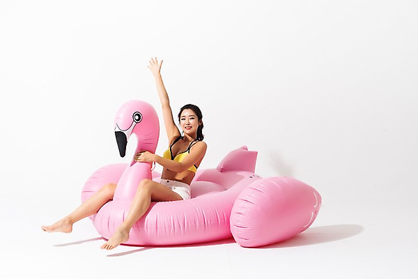 포토 JPG 스튜디오촬영 전신 여자 수영복 실내 한명 미소 사람 앉기 성인 앞모습 여름 30대 손들기 한국인 플라밍고 튜브 성인여자한명만 플라밍고튜브 국내포토 1 옷 계절 뷰포인트 모션 조류 표정 동양인 내부 장년 여자한명만 성인여자만 파일형식