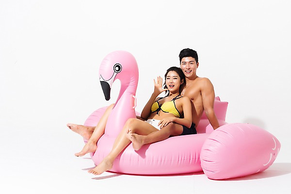 포토 JPG 스튜디오촬영 전신 커플 여자 남자 수영복 실내 미소 사람 앉기 성인 두명 앞모습 여름 30대 외침 한국인 플라밍고 튜브 성인만 플라밍고튜브 국내포토 옷 계절 뷰포인트 관계 모션 조류 표정 동양인 내부 장년 소리 파일형식