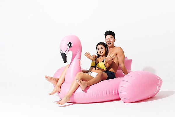 포토 JPG 스튜디오촬영 전신 커플 여자 남자 수영복 실내 미소 사람 앉기 성인 두명 앞모습 여름 30대 한국인 플라밍고 손내밀기 튜브 성인만 플라밍고튜브 국내포토 옷 계절 뷰포인트 관계 모션 조류 표정 동양인 손짓 내부 장년 파일형식 동물 인종