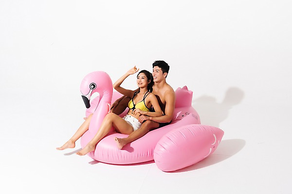 포토 JPG 스튜디오촬영 전신 커플 응시 여자 남자 수영복 실내 미소 사람 앉기 성인 두명 옆모습 여름 30대 한국인 플라밍고 튜브 얼굴가리기 성인만 플라밍고튜브 국내포토 시선 옷 계절 뷰포인트 관계 모션 조류 표정 동양인 내부 장년 가림 파일형식