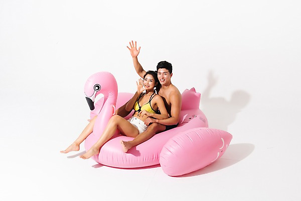 포토 JPG 스튜디오촬영 전신 커플 여자 남자 수영복 실내 사람 앉기 성인 두명 앞모습 여름 30대 손들기 외침 한국인 인사 플라밍고 튜브 성인만 플라밍고튜브 국내포토 옷 계절 뷰포인트 관계 모션 조류 동양인 내부 장년 소리 예절 파일형식