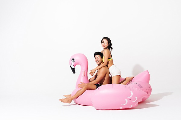 포토 JPG 스튜디오촬영 전신 커플 여자 남자 수영복 실내 미소 사람 앉기 성인 두명 옆모습 여름 30대 기댐 한국인 플라밍고 즐거움 튜브 성인만 플라밍고튜브 국내포토 옷 계절 감정 뷰포인트 관계 모션 조류 표정 동양인 내부 장년 파일형식