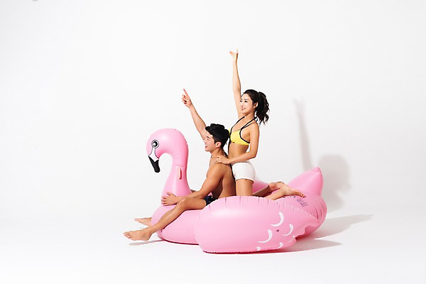 포토 JPG 스튜디오촬영 전신 커플 여자 남자 수영복 실내 사람 앉기 성인 두명 옆모습 여름 30대 손들기 한국인 플라밍고 즐거움 튜브 성인만 어깨에손 플라밍고튜브 국내포토 옷 계절 감정 뷰포인트 관계 모션 조류 동양인 내부 장년 파일형식