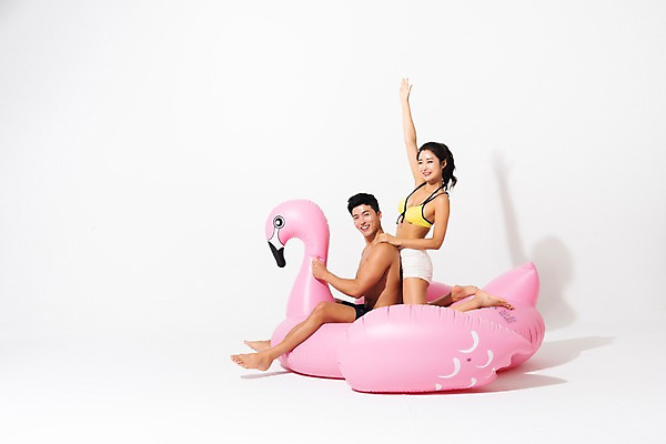 포토 JPG 스튜디오촬영 전신 커플 여자 남자 수영복 실내 미소 사람 앉기 성인 두명 옆모습 여름 30대 손들기 한국인 플라밍고 튜브 성인만 어깨에손 플라밍고튜브 국내포토 옷 계절 뷰포인트 관계 모션 조류 표정 동양인 내부 장년 파일형식