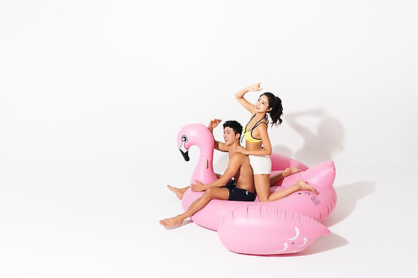 포토 JPG 스튜디오촬영 전신 커플 여자 남자 수영복 실내 사람 앉기 성인 두명 옆모습 여름 30대 손들기 한국인 플라밍고 튜브 얼굴가리기 성인만 어깨에손 플라밍고튜브 국내포토 옷 계절 뷰포인트 관계 모션 조류 동양인 내부 장년 가림 파일형식