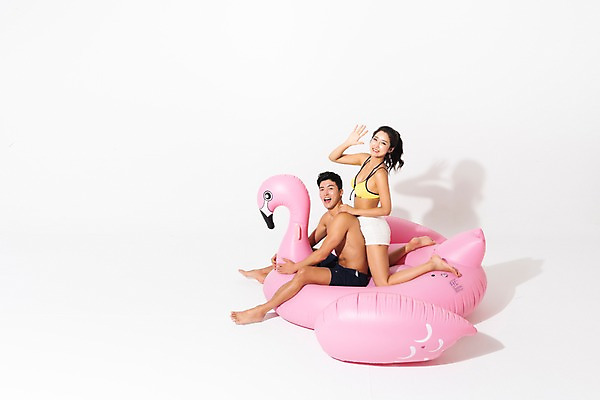 포토 JPG 스튜디오촬영 전신 커플 응시 여자 남자 수영복 실내 미소 사람 앉기 성인 두명 옆모습 여름 30대 하이앵글 한국인 인사 플라밍고 튜브 성인만 어깨에손 플라밍고튜브 국내포토 시선 옷 계절 뷰포인트 관계 모션 조류 표정 동양인 내부 장년 예절 파일형식