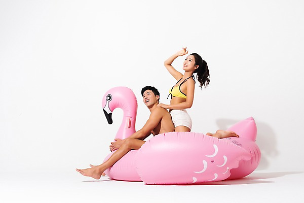 포토 JPG 스튜디오촬영 전신 커플 응시 여자 남자 수영복 실내 미소 사람 앉기 성인 두명 옆모습 여름 30대 손들기 한국인 플라밍고 튜브 성인만 플라밍고튜브 국내포토 시선 옷 계절 뷰포인트 관계 모션 조류 표정 동양인 내부 장년 파일형식