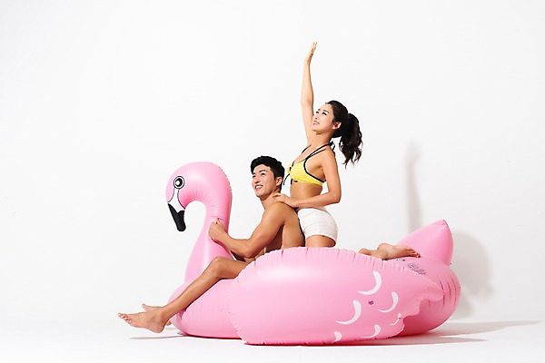 포토 JPG 스튜디오촬영 전신 커플 여자 남자 수영복 실내 사람 앉기 성인 두명 옆모습 여름 30대 손들기 한국인 플라밍고 즐거움 튜브 성인만 어깨에손 플라밍고튜브 국내포토 옷 계절 감정 뷰포인트 관계 모션 조류 동양인 내부 장년 파일형식