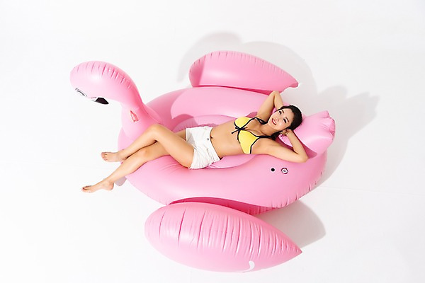 포토 JPG 스튜디오촬영 전신 여자 수영복 실내 한명 미소 성인 앞모습 여름 30대 하이앵글 눕기 한국인 플라밍고 튜브 팔베개 성인여자한명만 플라밍고튜브 국내포토 1 옷 계절 뷰포인트 모션 조류 표정 사람 동양인 내부 장년 여자한명만 성인여자만 파일형식