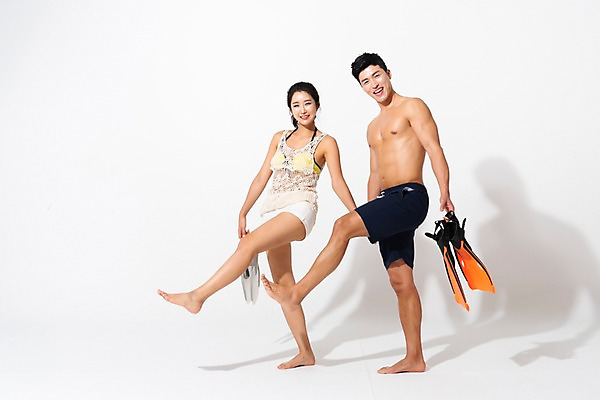 포토 JPG 스튜디오촬영 커플 여자 남자 수영복 실내 미소 사람 성인 두명 옆모습 여름 30대 손잡기 한국인 오리발 즐거움 다리들기 성인만 국내포토 옷 계절 감정 뷰포인트 관계 모션 표정 동양인 내부 장년 파일형식