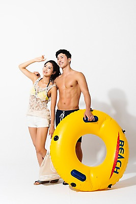 포토 JPG 스튜디오촬영 전신 커플 응시 여자 남자 수영복 실내 미소 사람 성인 두명 앞모습 여름 30대 손들기 한국인 튜브 성인만 국내포토 시선 옷 계절 뷰포인트 관계 모션 표정 동양인 내부 장년 파일형식