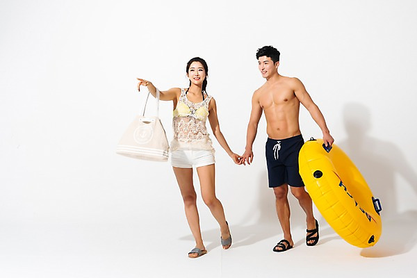 포토 JPG 스튜디오촬영 전신 커플 여자 남자 수영복 실내 미소 사람 성인 두명 앞모습 여름 30대 손잡기 한국인 가리킴 튜브 비치백 성인만 국내포토 옷 계절 뷰포인트 관계 모션 표정 동양인 손짓 내부 장년 파일형식 가방_잡화