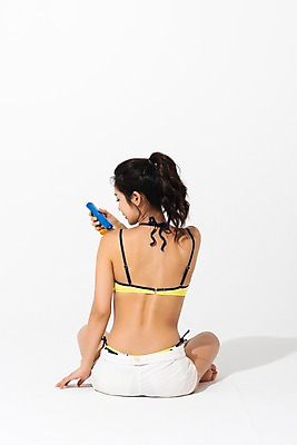 포토 JPG 스튜디오촬영 전신 여자 수영복 실내 한명 사람 성인 뒷모습 여름 30대 비키니 한국인 선크림 어깨 바르기 성인여자한명만 국내포토 1 옷 계절 뷰포인트 모션 동양인 내부 신체부위 장년 화장품 여자한명만 성인여자만 파일형식